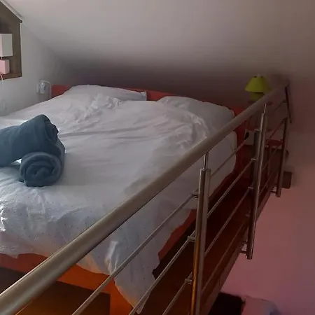 Ket Puli Vendeghaz شقة